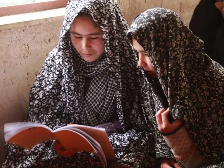 Afghanistan, centinaia di ragazze si presentano a scuola. E i presidi aprono