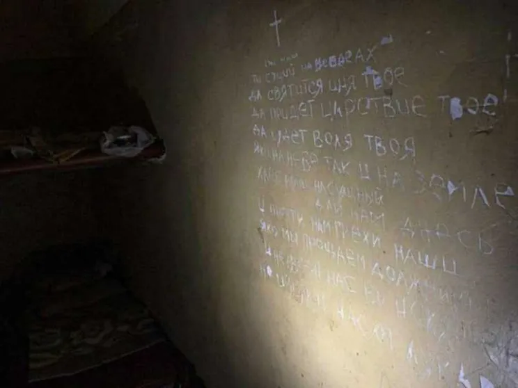 Quel “Padre nostro” sul muro della stanza della tortura: la preghiera nascosta