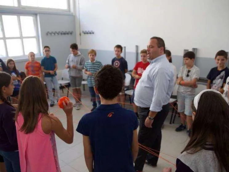 In ascolto dei ragazzi (col Lego). Educare al cellulare si può: ecco come