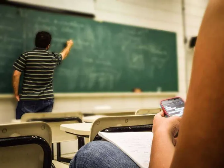 Smartphone, la sfida di educare dai licei passa alle elementari