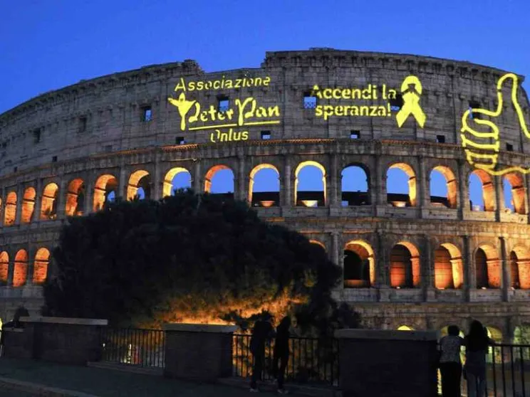 Il Colosseo illuminato da un Nastro d'Oro per i bimbi con un tumore