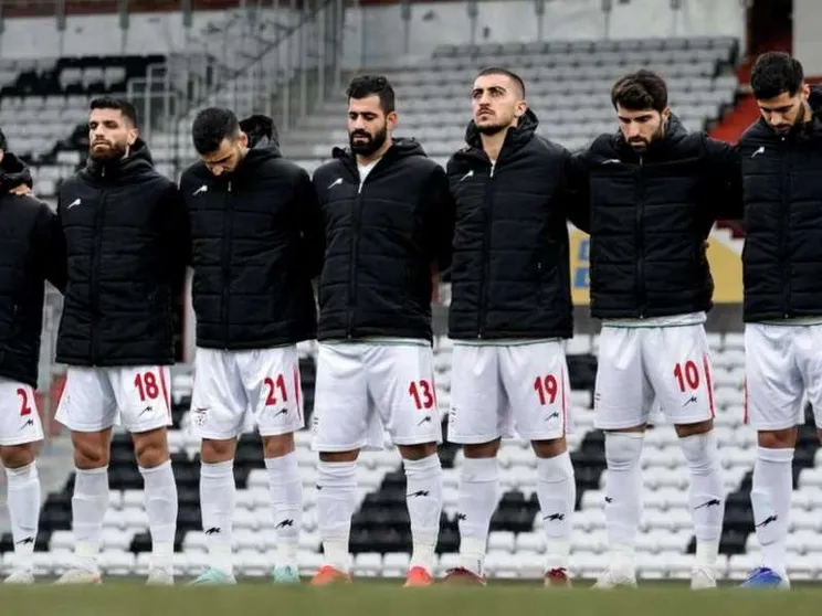 La protesta dei calciatori. Coprono la maglia della Nazionale durante l'inno