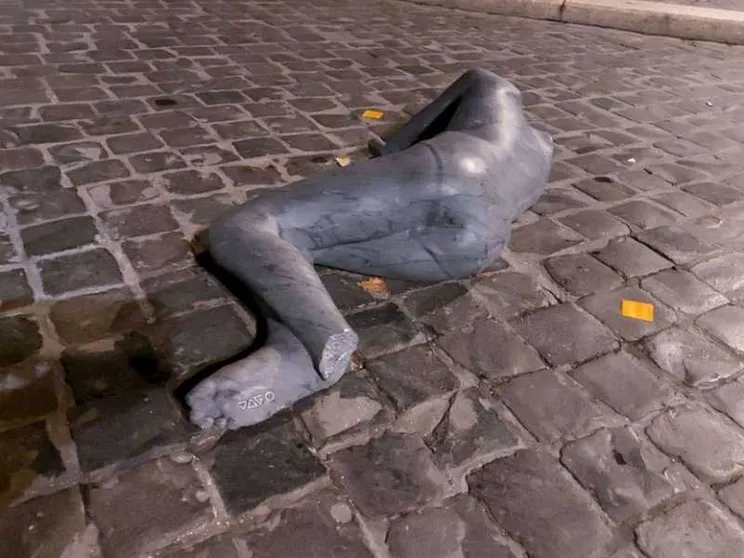 Nuovo sfregio alla statua del profugo a Castel S.Angelo: spezzato anche un piede