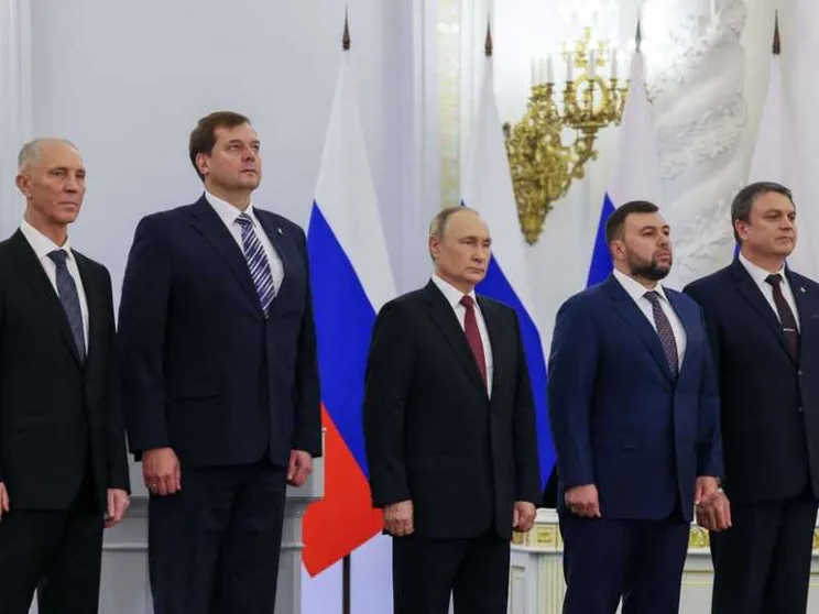 Putin: l'annessione è fatta, ora negoziamo. Strage di civili in fuga