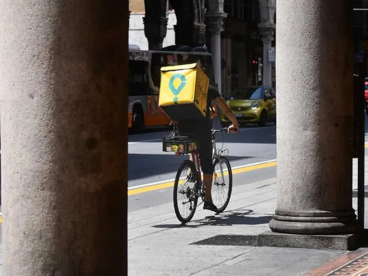 «Licenziato dopo la morte». Firenze si ferma per il rider