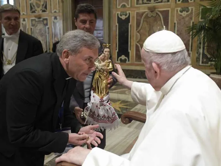 Papa Francesco: non si diventa santi con il muso lungo