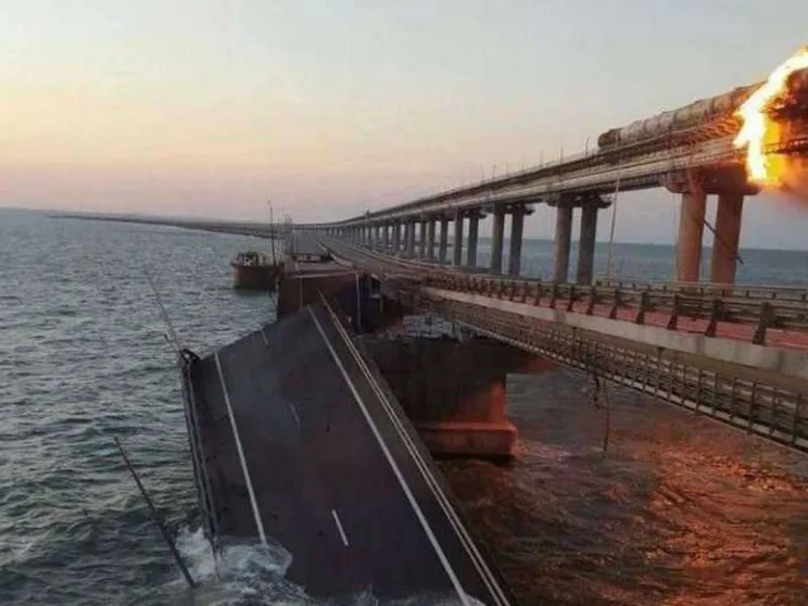Crimea, in fiamme il ponte di Kerch. Kiev: "È solo l'inizio"