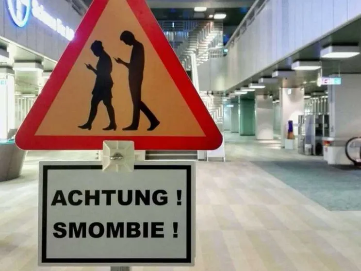 Smombie: gli “zombie con lo smartphone” entrano nella Treccani