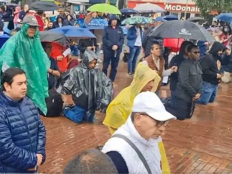 Dall'Australia alla Colombia si diffonde il “Rosario degli uomini”