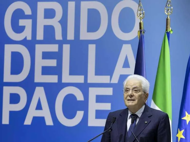 Mattarella, Macron e Zuppi per la pace: "La guerra, sfida ai nostri valori"