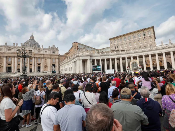 Il Papa: "Il 25 al Colosseo preghiamo insieme per la Pace"