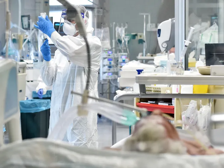 Il ministro: bollettino settimanale e reintegro dei sanitari non vaccinati