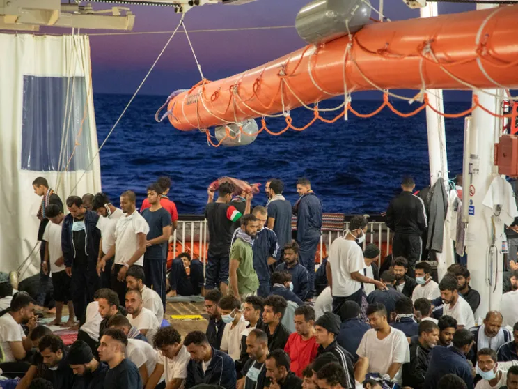 Naufragio nell'Egeo, «decine di dispersi». Tre navi di Ong di attesa di porto