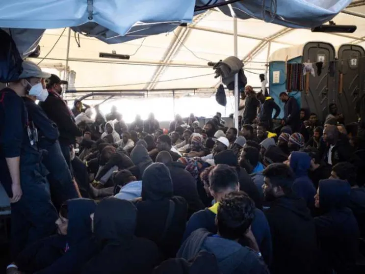 L'odissea dei mille sulle navi delle ong, tra ispezioni e soccorsi selettivi