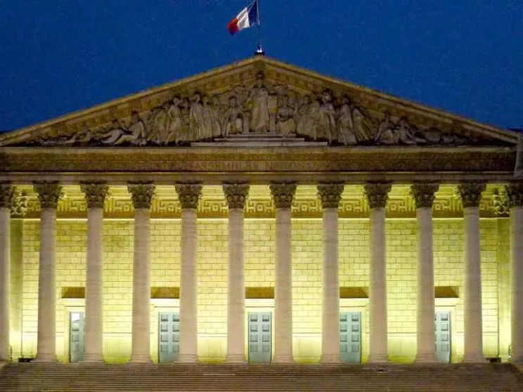 «Diritto di aborto in Costituzione», l'Assemblea francese vota sì