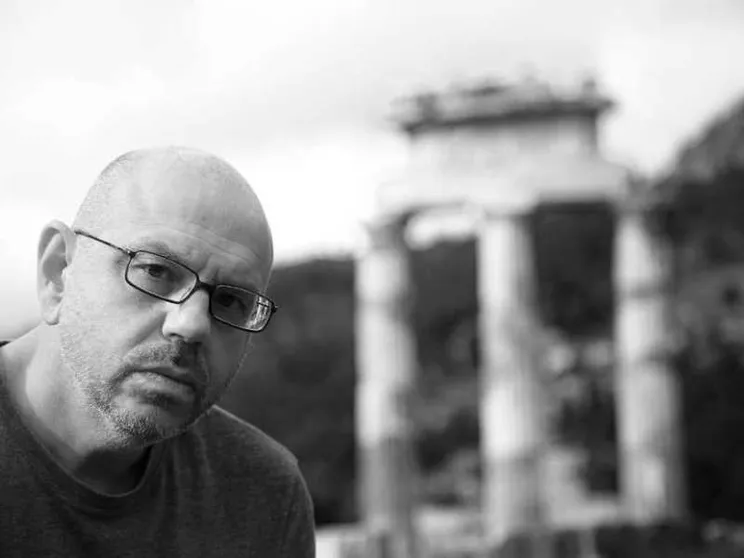 Lyacos: «Emarginati, dramma postmoderno»