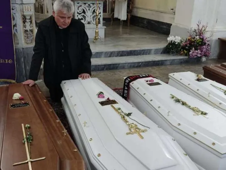 L'elemosiniere di papa Francesco vicino ai familiari delle vittime