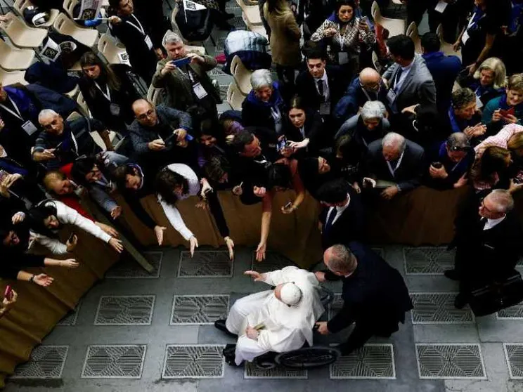 Il Papa: «contratti dignitosi e non da fame per chi lavora»