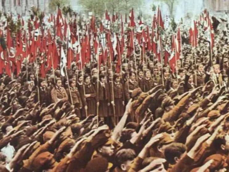D'Harcourt e i giovani contesi da svastica e croce