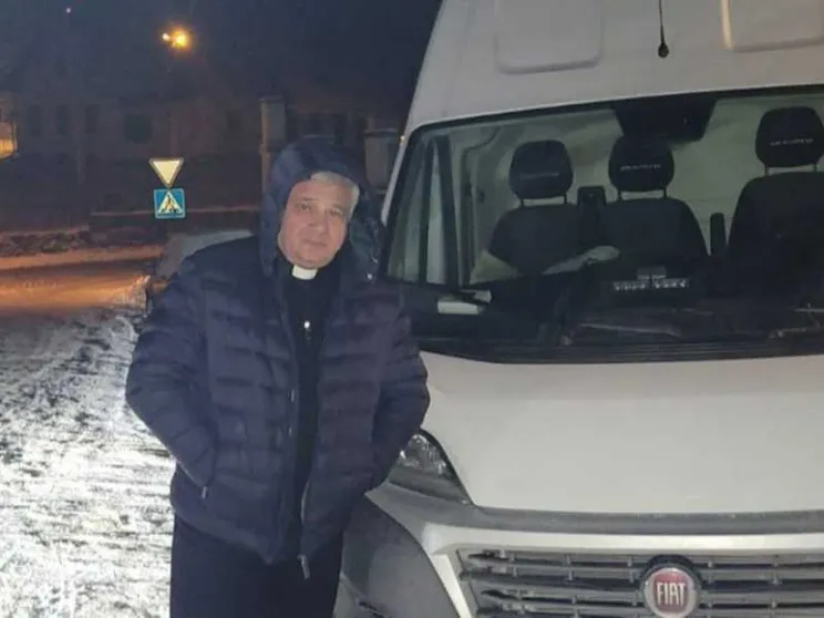 L'elemosiniere del Papa in Ucraina con i generatori e le maglie termiche