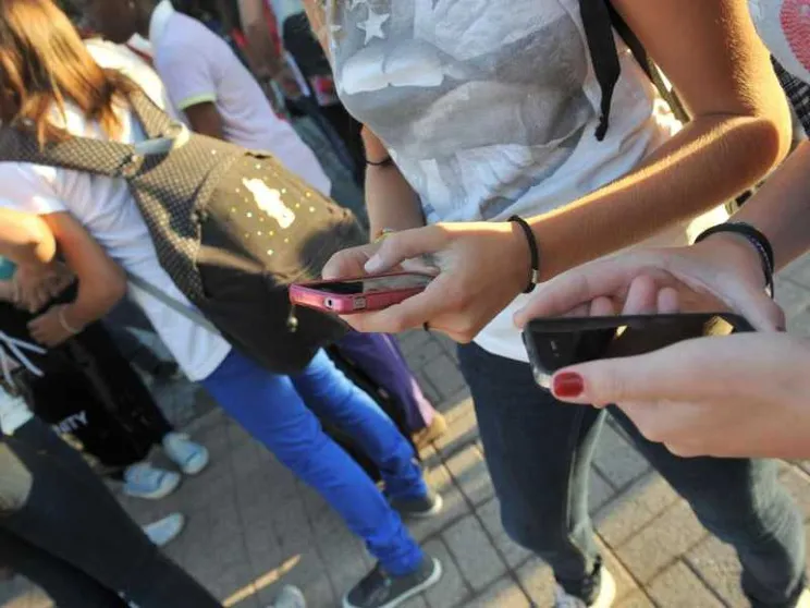 Stop ai cellulari in classe: la circolare (subito in vigore) del Ministero