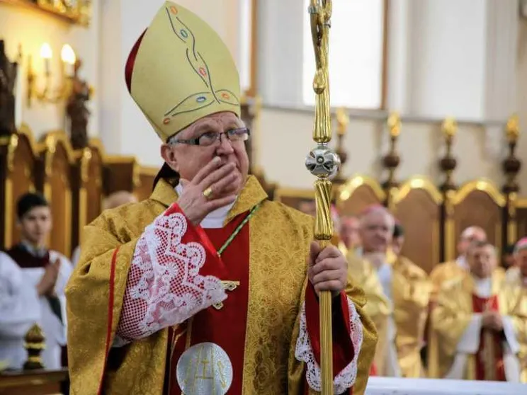 Il vescovo Szyrokoradiuk: «Due razzi colpiscono la chiesa ma non esplodono»