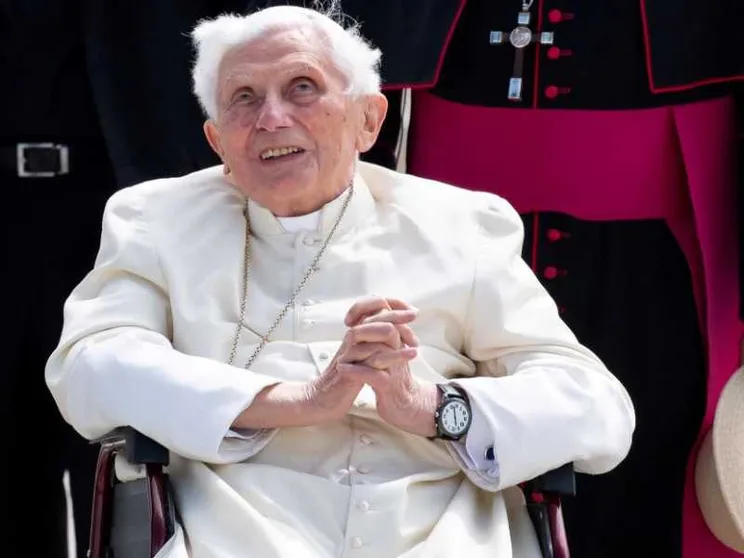 Papa Francesco va a trovare Benedetto «malato». La preghiera della Cei