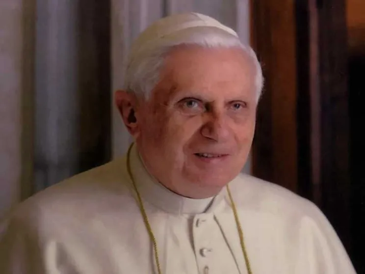 La foto di Benedetto XVI distribuita ai fedeli in piazza San Pietro