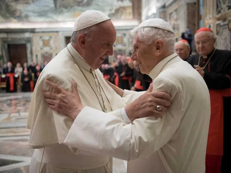 Francesco: «Dio è sempre nuovo, Benedetto XVI faceva teologia in ginocchio»