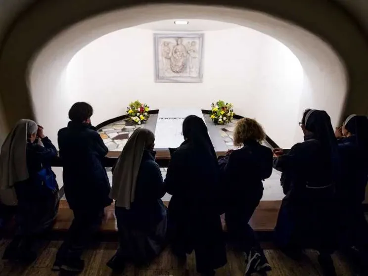 Aperte le Grotte vaticane per la visita alla tomba di Benedetto XVI