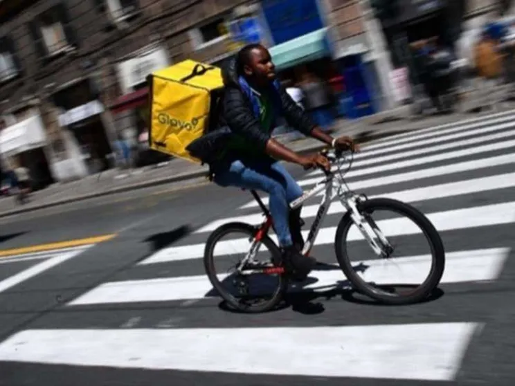 Il rider pedala 50 km per una consegna. È il momento di cambiare le regole