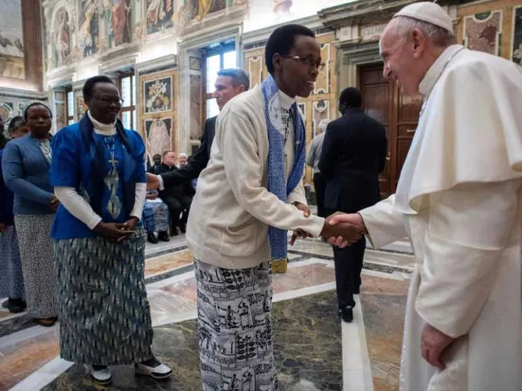 Il Papa: «L'umanità ferita dalle guerre ha bisogno della Buona Notizia»