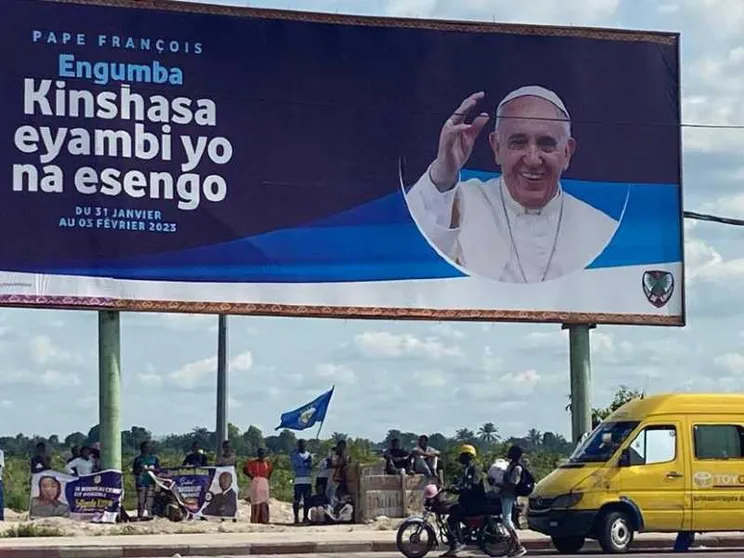Il Papa è a Kinshasa, in volo una preghiera per i migranti