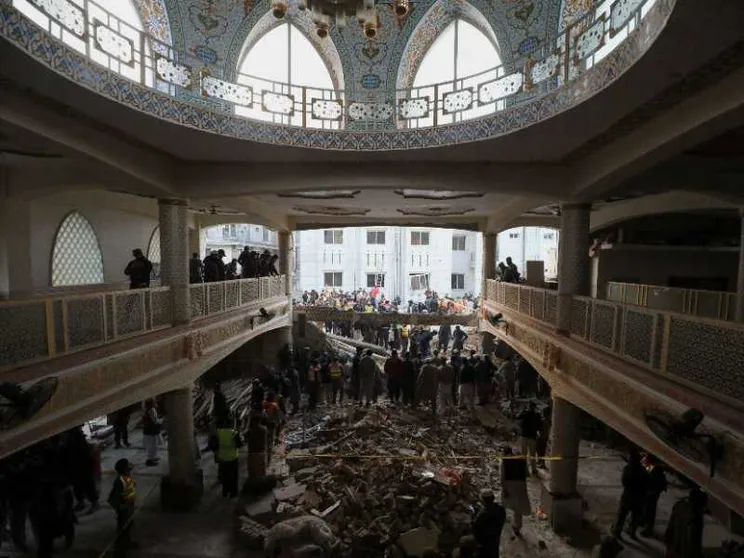Pakistan, strage in moschea: oltre 90 morti