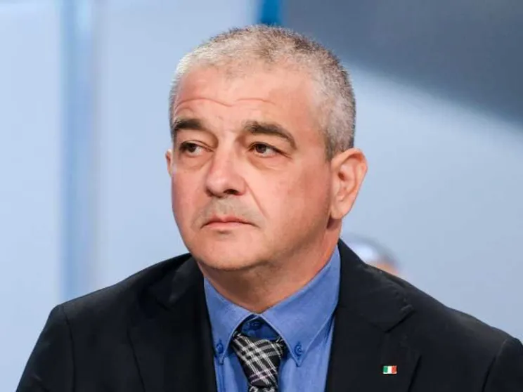 Insegnare a sparare nelle scuole: polemica sulle parole di Fazzolari
