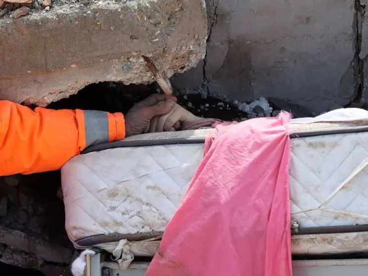 Turchia e Siria, si scava per salvare i sopravvissuti. La preghiera del Papa