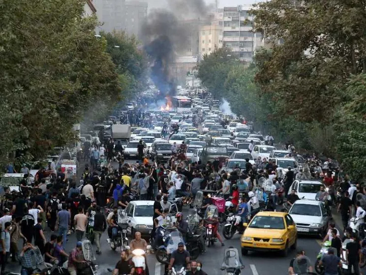 Svolta: l’Iran in crisi vende beni pubblici