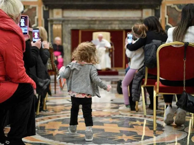 «Il servizio sanitario sia per tutti». Papa Francesco "interrotto" dai bambini