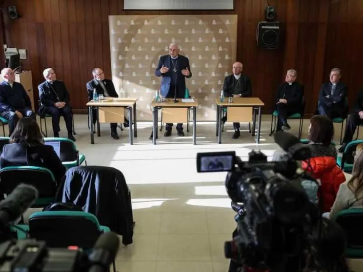 Chiesa e abusi, stimate 4.800 vittime in 70 anni