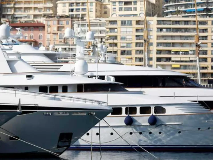 Gli oligarchi fuggiti da Londra adesso «piangono miseria» in altri lidi