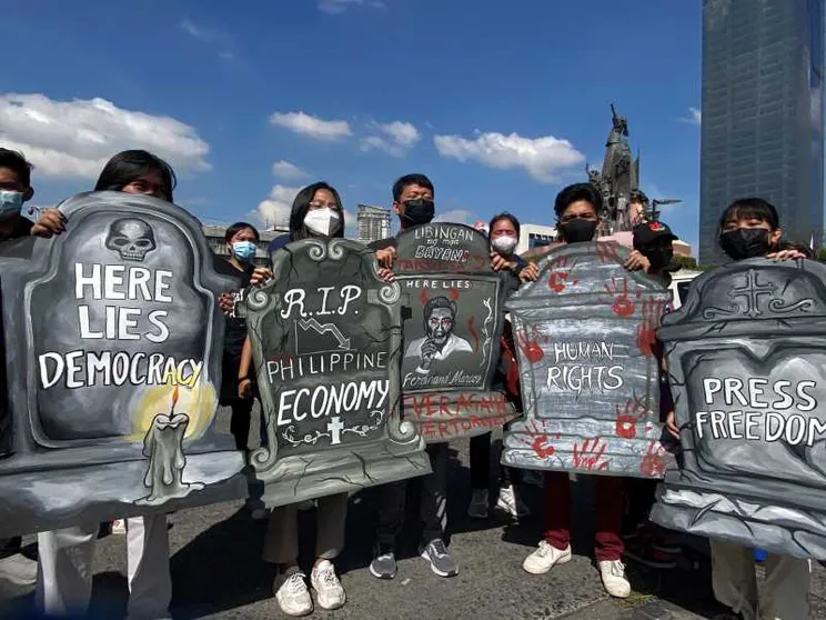 Intellettuali, unitevi: è il tempo di salvare l'uomo