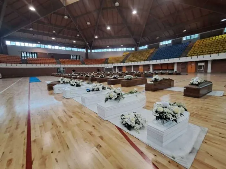 Naufragio di Cutro, quelle 66 bare (6 bianche) allineate al Palasport