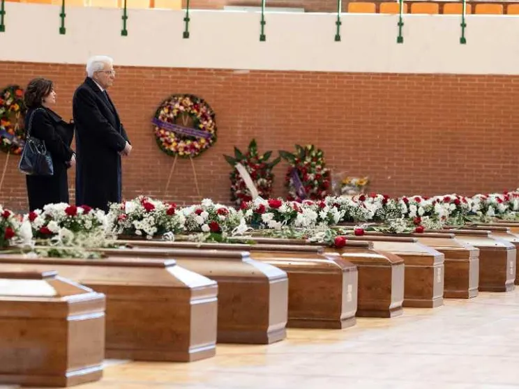 «Presidente, vogliamo giustizia per i morti». Mattarella davanti alle bare