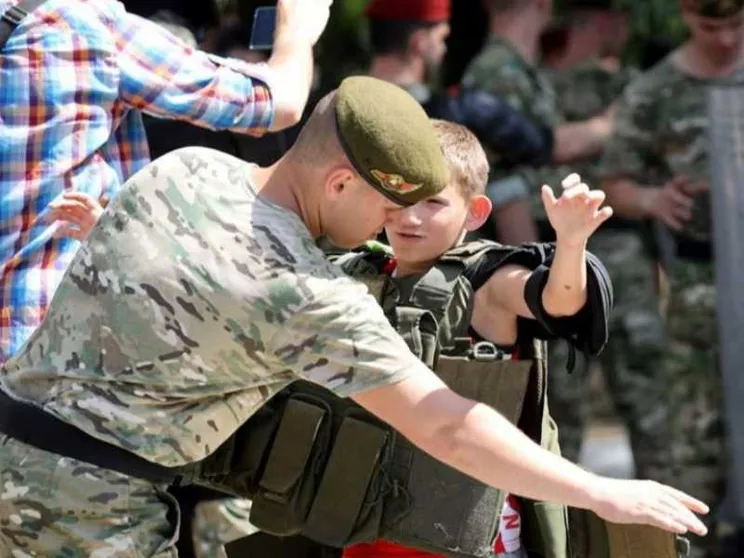 Campi militari per insegnare a sparare ai bambini a partire dai 6 anni