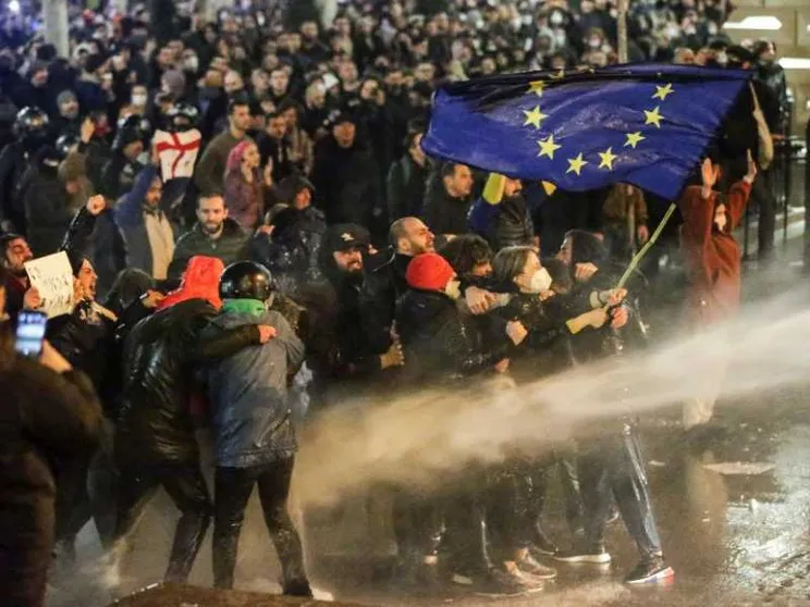 Georgia, migliaia in piazza contro il governo «schiavo di Putin»