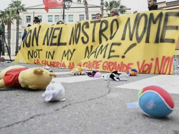 Silenzi e slogan, invito ai familiari ma la visita alle bare non c'è