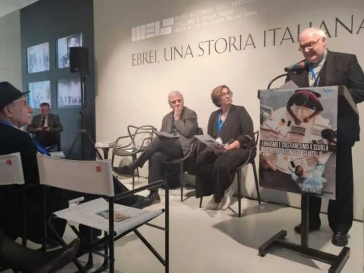 Sedici schede per conoscersi. A cominciare dalla scuola