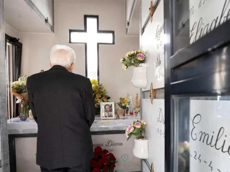 Mattarella sulla tomba di don Diana. E a Milano 70mila in piazza Duomo
