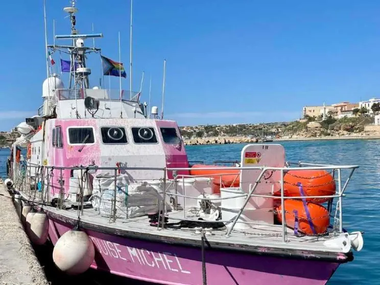 Soccorsi in mare, bloccata la nave di Banksy. A Lampedusa ancora arrivi