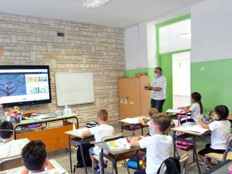 La maestra punita per l'Ave Maria: mi difenderò, non ho fatto nulla di male